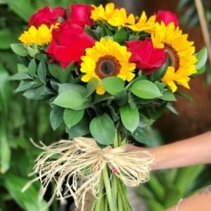 Buquê de Rosas e Girassóis